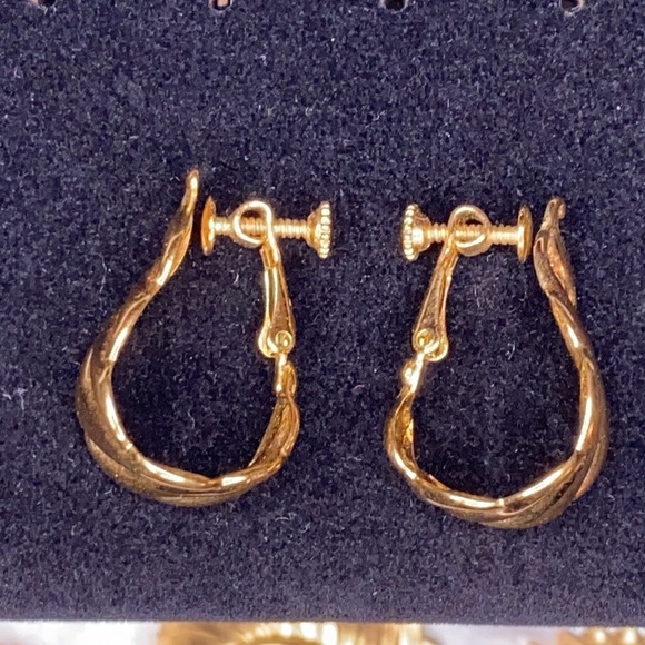 Vintage 80s signed NAPIER gold tone interlock swirls screw back clip on Medium - Picture 7 of 11